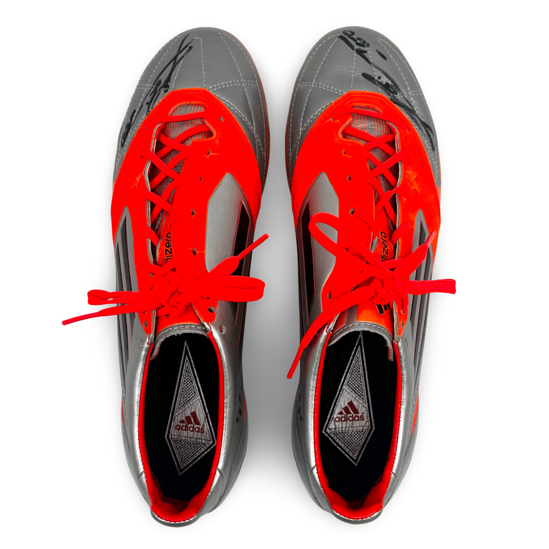 Adidas F50 Adizero, usada en partidos, con doble firma y fotocombinada por Lionel Messi, año récord de 91 goles, 2012