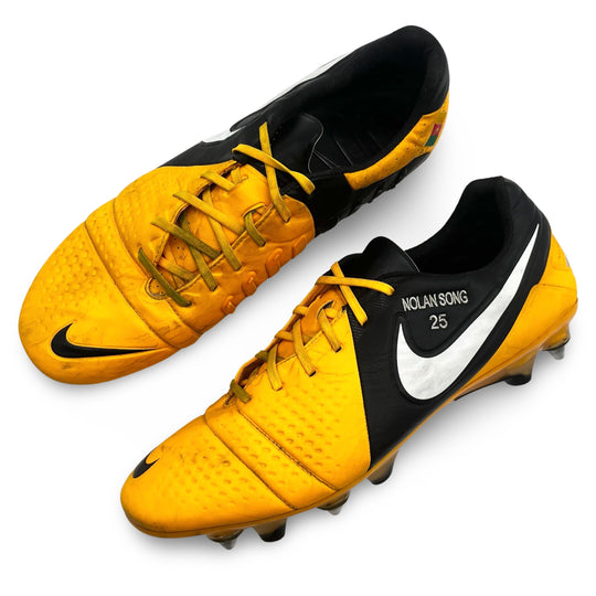 Alex Song Match Worn Nike CTR360 Maestri III 2012/13