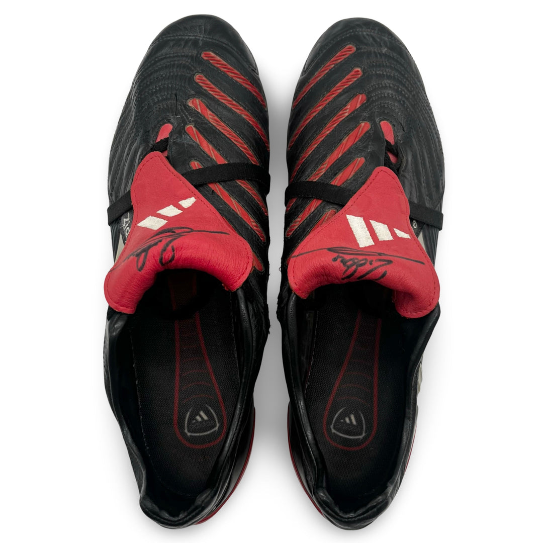 Adidas Predator Pulse usada por Zinedine Zidane en partidos de la temporada 2004/05 y la Eurocopa 2004 firmada