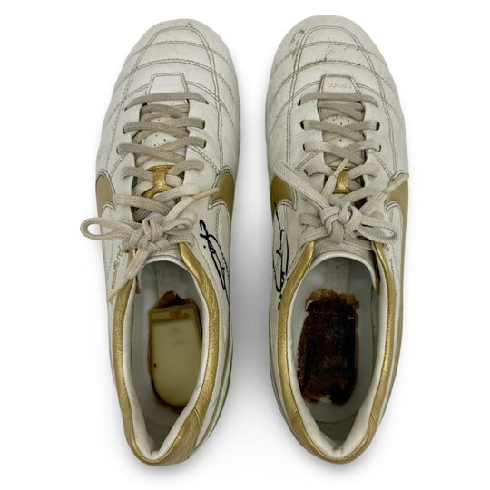 Andrea Pirlo usado em jogo, 1 gol marcado e 3 assistências, dupla assinatura, Nike Tiempo Air Legend com foto combinada - 2007/08