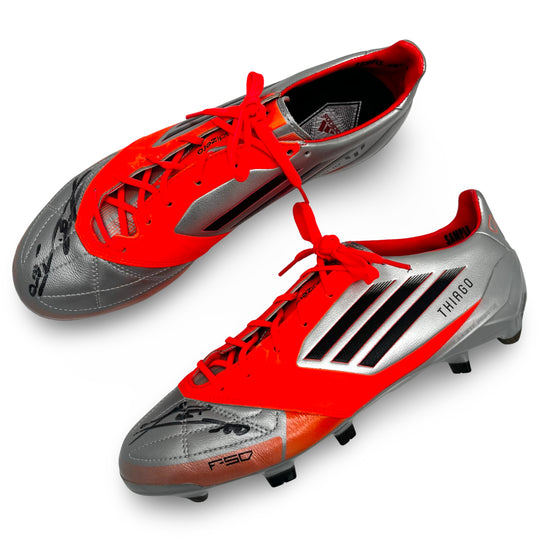 Adidas F50 Adizero, usada en partidos, con doble firma y fotocombinada por Lionel Messi, año récord de 91 goles, 2012