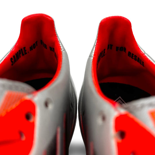 Adidas F50 Adizero, usada en partidos, con doble firma y fotocombinada por Lionel Messi, año récord de 91 goles, 2012