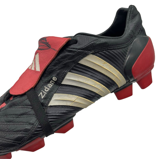 Adidas Predator Pulse usada por Zinedine Zidane en partidos de la temporada 2004/05 y la Eurocopa 2004 firmada