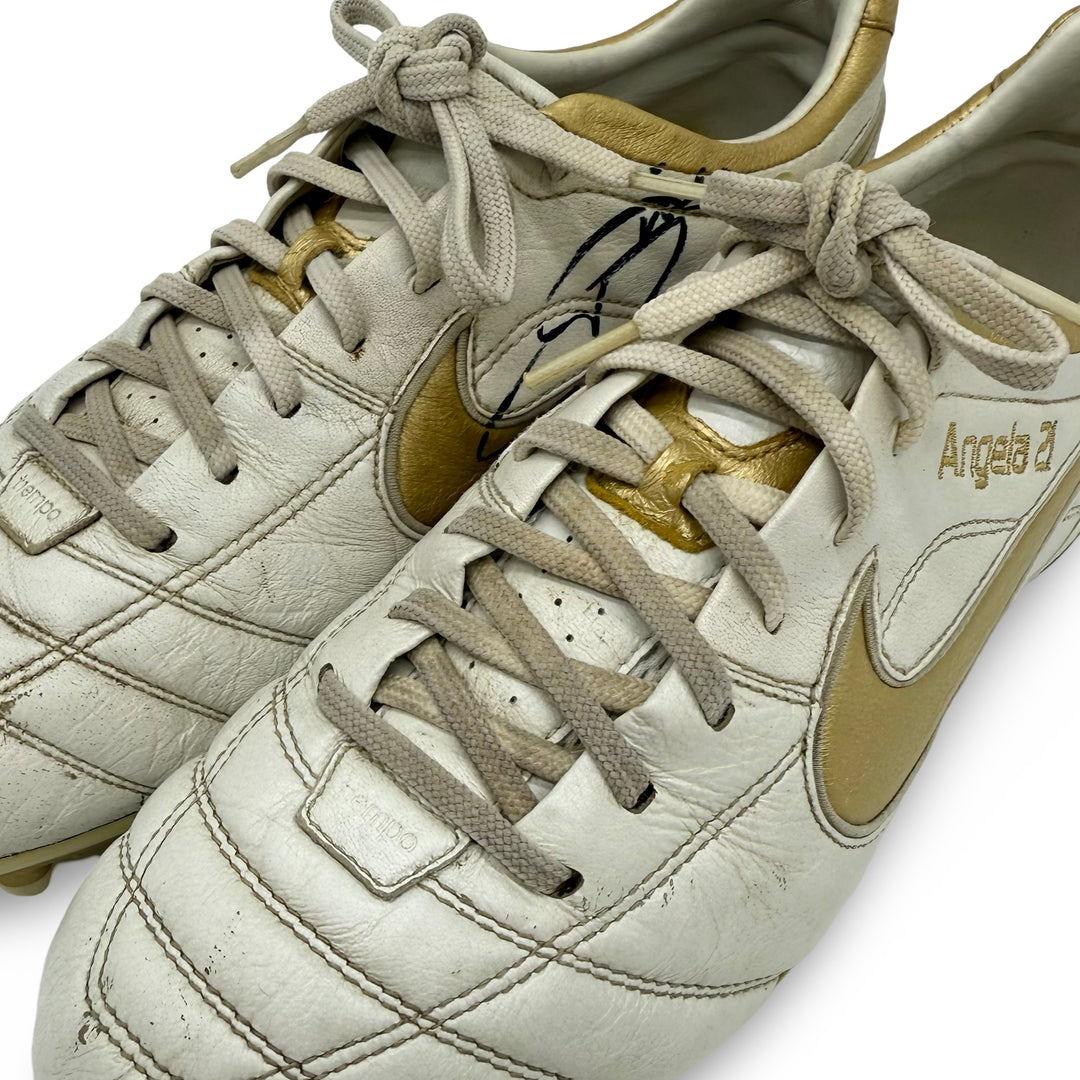 Andrea Pirlo usado em jogo, 1 gol marcado e 3 assistências, dupla assinatura, Nike Tiempo Air Legend com foto combinada - 2007/08