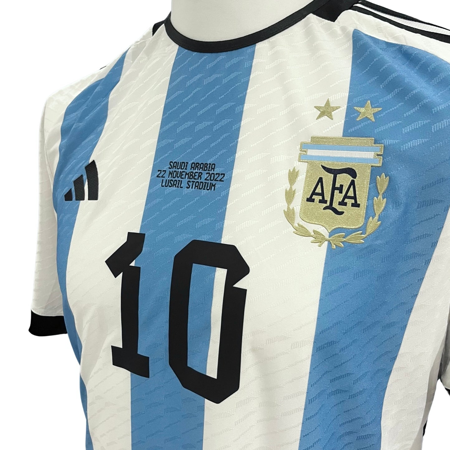إصدار مباراة ليونيل ميسي أديداس هيت. قميص أرجنتينا مقابل المملكة العربية السعودية 2022 كأس العالم لكرة القدم