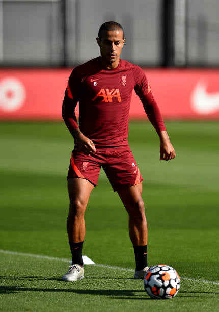 Thiago Alcântara treina camisa Nike Dri-Fit ADV Liverpool FC